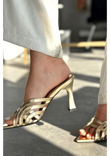 Lumon Parlak Deri Gold Bant Detaylı Topuklu Terlik
