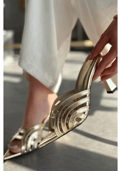 Lumon Parlak Deri Gold Bant Detaylı Topuklu Terlik fırsatları