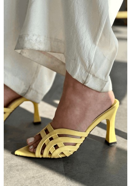 Lumon Mat Deri Sarı Bant Detaylı Topuklu Terlik