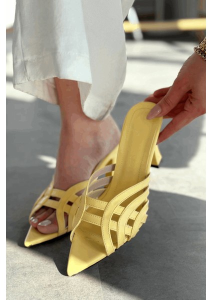 Lumon Mat Deri Sarı Bant Detaylı Topuklu Terlik fiyatları