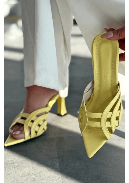 Lumon Mat Deri Sarı Bant Detaylı Topuklu Terlik fırsatları