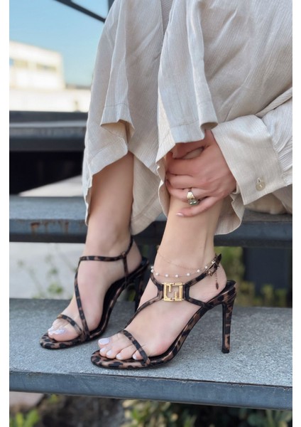 Mayox Saten Leo Desenli Toka Detaylı Topuklu Ayakkabı