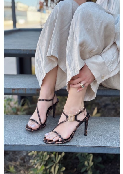 Mayox Saten Leo Desenli Toka Detaylı Topuklu Ayakkabı fırsatları