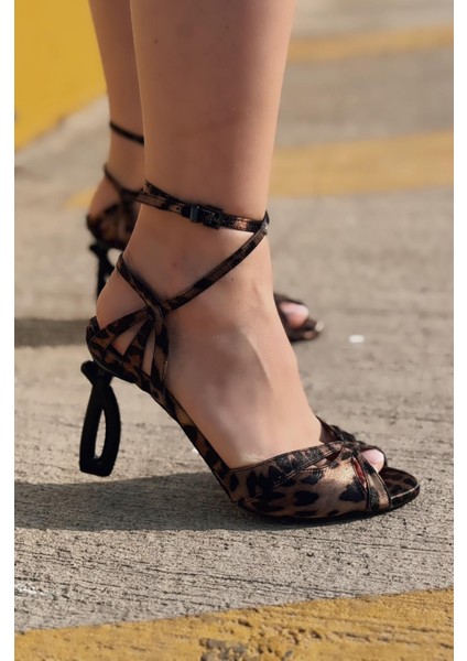 Ponixad Saten Leo Topuklu Ayakkabı