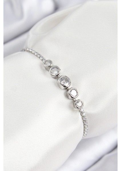 Pirinç Zirkon Taşlı Sıralı Daire Model Gümüş Renk Asansörlü Kadın Bileklik