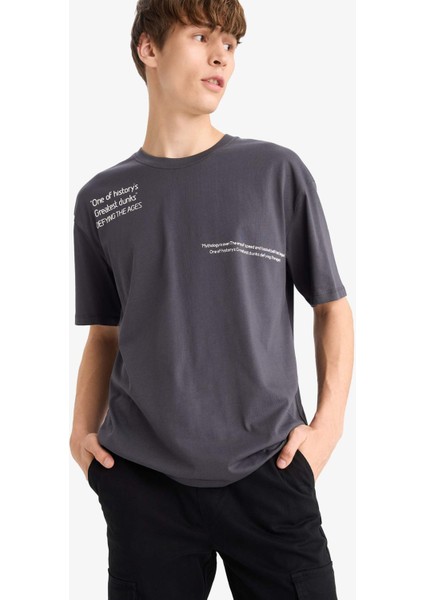 %100 Pamuk Boxy Fit Rahat Kesim Bisiklet Yaka Sırt Baskılı Kısa Kollu Tişört F8329AX25AU modelleri