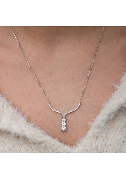 Gümüş Üç Taşlı V Model Kadın Kolye fırsatları