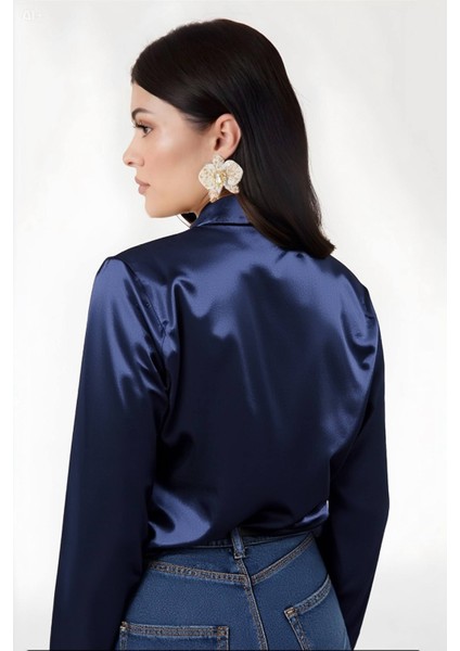 Kadın Lacivert Hafif Dökümlü Saten Yüzeyli Gömlek HZL22W-BD139641 fırsatları