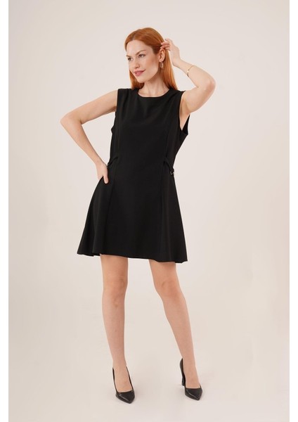 Yanları Zincir Detaylı Sıfır Kol Siyah Mini Elbise