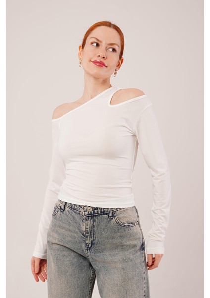 Omuz Dekolte Detaylı Beyaz Bluz indirimleri