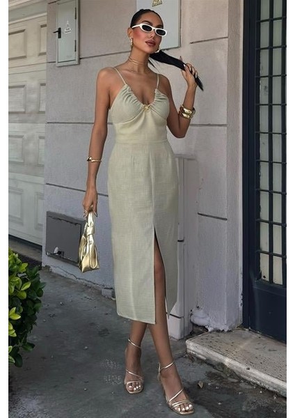 Göğsü Aksesuarlı Önü Yırtmaçlı Elbise 2899