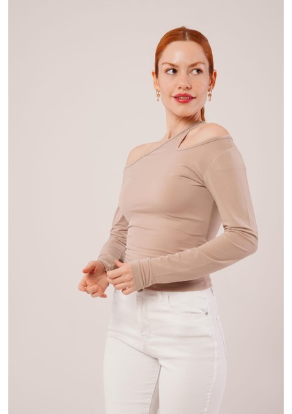 Omuz Dekolte Detaylı Krem Bluz