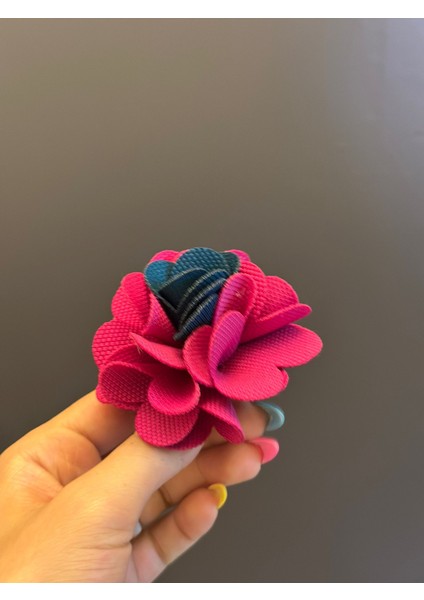 2 Renkli Kabartma Çiçek Kadın Broş Yaka Türban Iğnesi 7x7 cm fiyatları