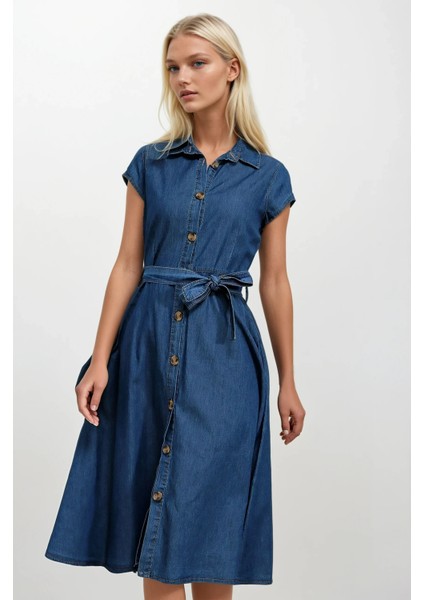 Kadın Denim Kısa Kollu Boydan Düğmeli Beli Kuşaklı Kot Gömlek Elbise HZL22S-BD121761 modelleri
