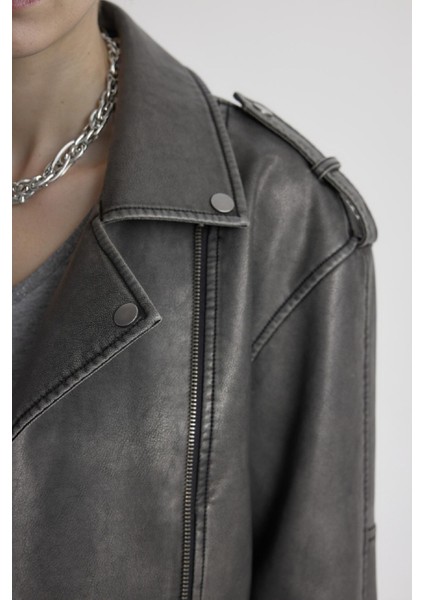 Regular Kalıp Fermuarlı Eskitme Suni Deri Kısa Bomber Ceket B8663AX24SP