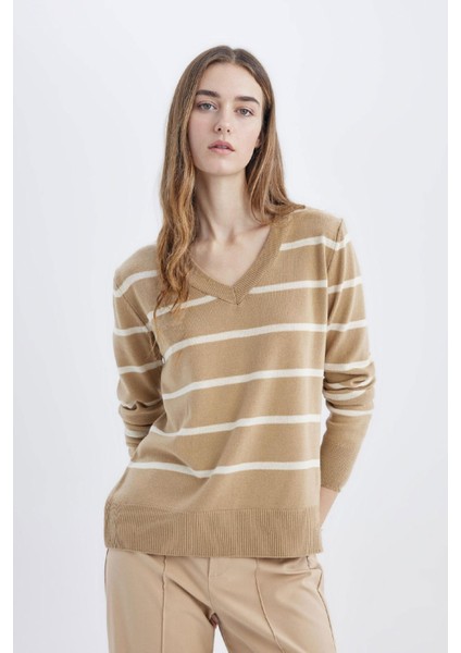 Relax Fit V Yaka Yumuşak Dokulu Çizgili Triko Kazak A2359AX24WN fırsatları
