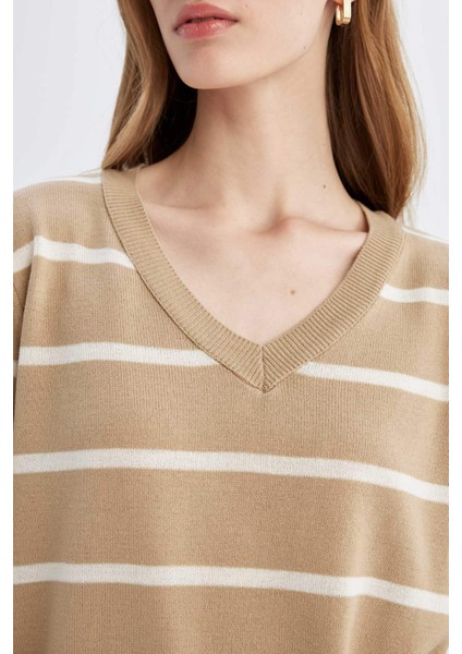 Relax Fit V Yaka Yumuşak Dokulu Çizgili Triko Kazak A2359AX24WN indirimleri