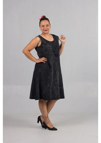 Kadın Büyük Beden Yuvarlak Yaka Güpür Detaylı Cepli Yıkamalı Kolsuz %100 Pamuk Elbise