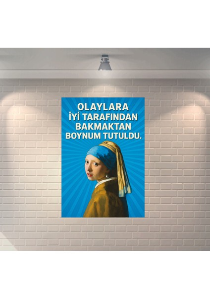 Inci Küpeli Kız Olaylara Iyi Tarafından Bakmaktan Boynum Tutuldu Dekoratif Retro Ahşap Poster
