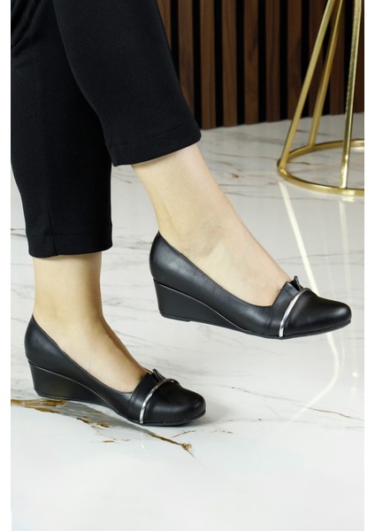Colel Siyah Metal Detaylı Yuvarlak Burun Dolgu Topuklu Günlük Ayakkabı