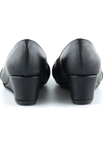 Colel Siyah Metal Detaylı Yuvarlak Burun Dolgu Topuklu Günlük Ayakkabı