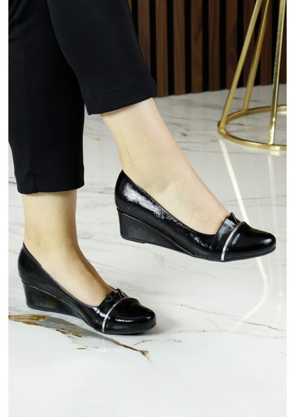 Colel Siyah Rugan Metal Detaylı Yuvarlak Burun Dolgu Topuklu Günlük Ayakkabı