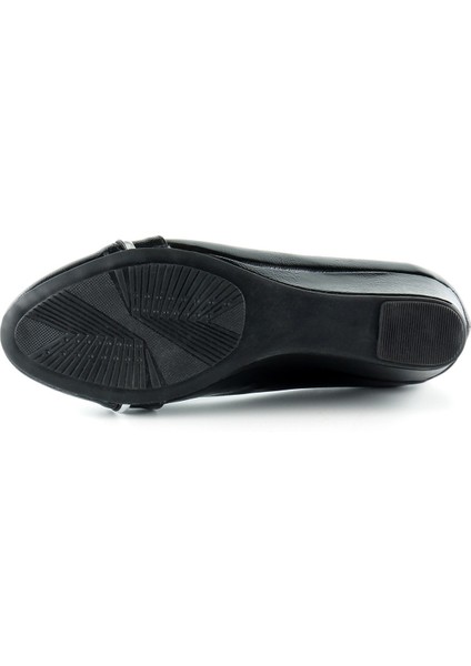 Colel Siyah Rugan Metal Detaylı Yuvarlak Burun Dolgu Topuklu Günlük Ayakkabı