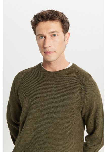 Standart Fit Normal Kesim Bisiklet Yaka Jakarlı Triko Kazak fırsatları