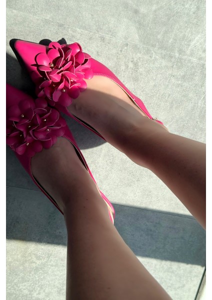 Lavexso Mat Deri Çiçek Detaylı Kadın Babet Fuşya fiyatları