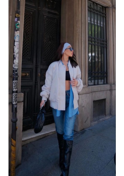 Şıklığı ve Pratikliği Bir Arada Sunan Beyaz Bomber Ceket Mont fırsatları