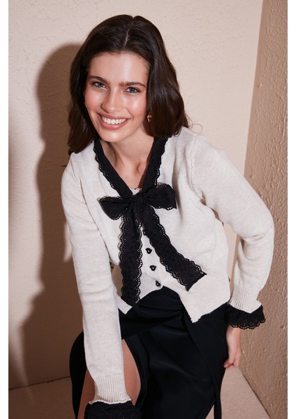 Premium Dantelli Bağlamalı Yaka Regular Fit Düğmeli Triko Hırka Bayan Hırka 680HI00251 modelleri