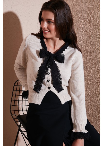 Premium Dantelli Bağlamalı Yaka Regular Fit Düğmeli Triko Hırka Bayan Hırka 680HI00251 fırsatları