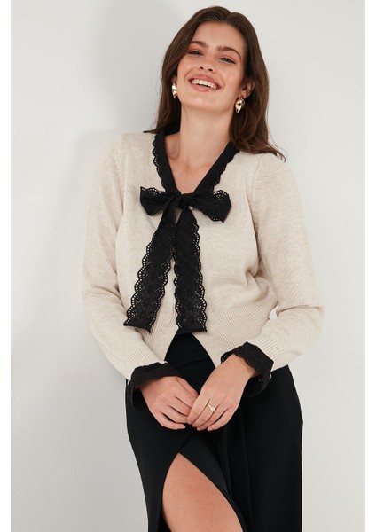 Premium Dantelli Bağlamalı Yaka Regular Fit Düğmeli Triko Hırka Bayan Hırka 680HI00251 indirimleri