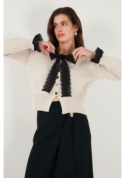 Premium Dantelli Bağlamalı Yaka Regular Fit Düğmeli Triko Hırka Bayan Hırka 680HI00251