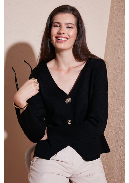 Premium Regular Fit V Yaka Düğmeli Triko Hırka Bayan Hırka 680HI00121 indirimleri