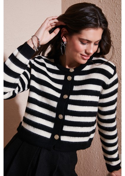 Çizgili Oversize Fit Bisiklet Yaka Düğmeli Crop Triko Hırka Bayan Hırka 4615567