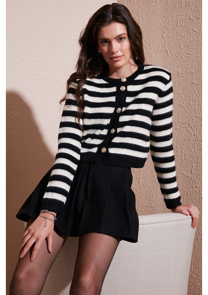 Çizgili Oversize Fit Bisiklet Yaka Düğmeli Crop Triko Hırka Bayan Hırka 4615567 fiyatları