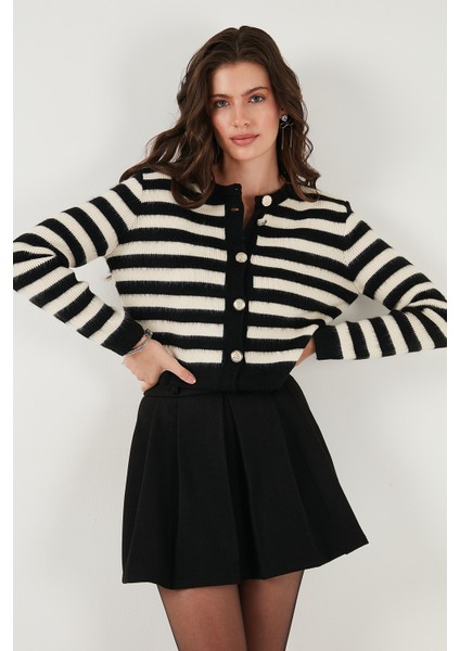 Çizgili Oversize Fit Bisiklet Yaka Düğmeli Crop Triko Hırka Bayan Hırka 4615567 fırsatları