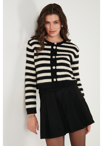 Çizgili Oversize Fit Bisiklet Yaka Düğmeli Crop Triko Hırka Bayan Hırka 4615567 indirimleri
