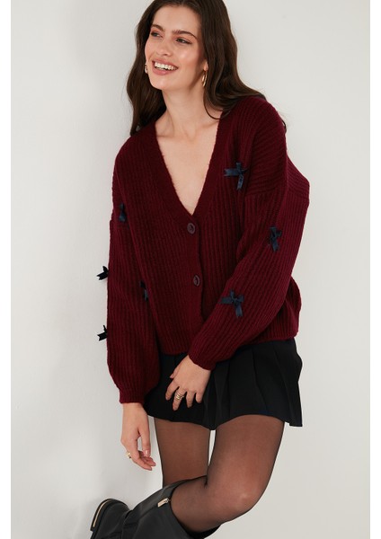 Oversize Fit V Yaka Fiyonk Detaylı Düğmeli Hırka Bayan Hırka 4615577 fırsatları