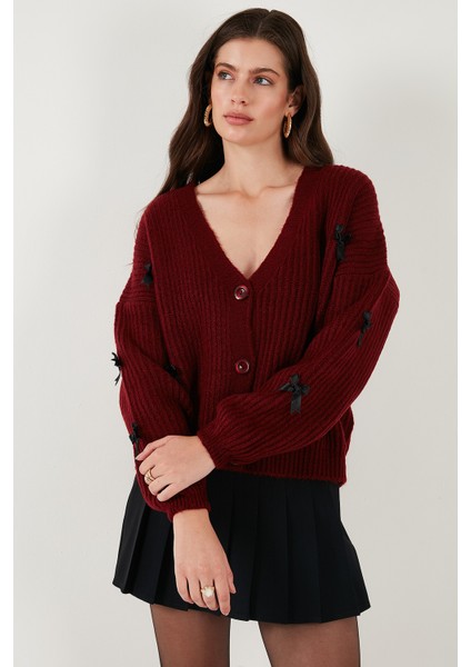 Oversize Fit V Yaka Fiyonk Detaylı Düğmeli Hırka Bayan Hırka 4615577 indirimleri