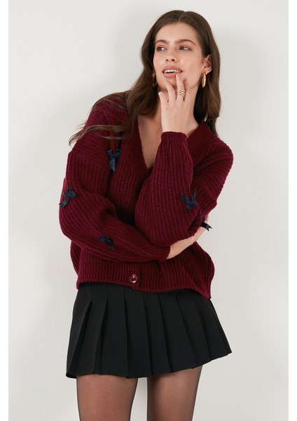 Oversize Fit V Yaka Fiyonk Detaylı Düğmeli Hırka Bayan Hırka 4615577