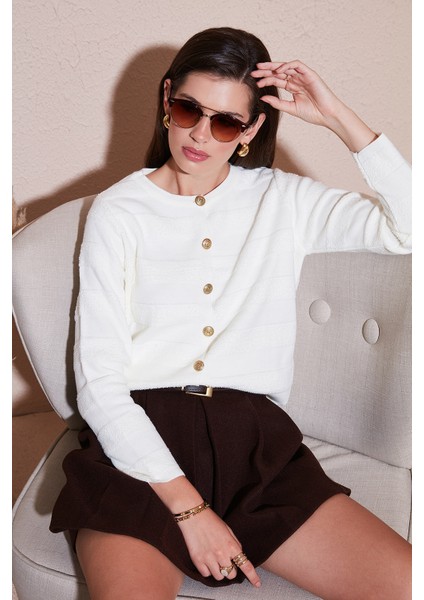 Premium Regular Fit Bisiklet Yaka Düğmeli Dokulu Triko Hırka Bayan Hırka 680HI00337 fiyatları