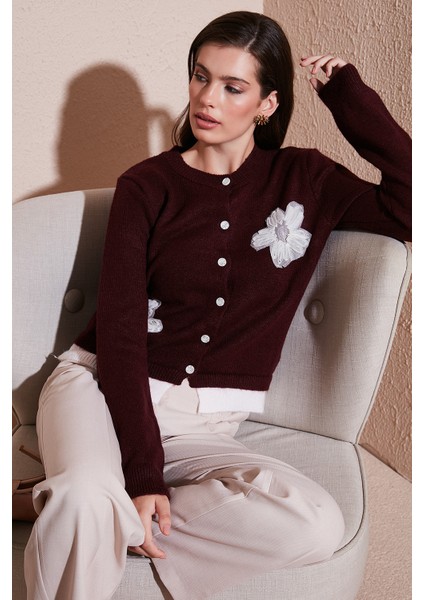 Premium Tül Çiçek Detaylı Regular Fit Bisiklet Yaka Düğmeli Triko Hırka Bayan Hırka 680HI002421