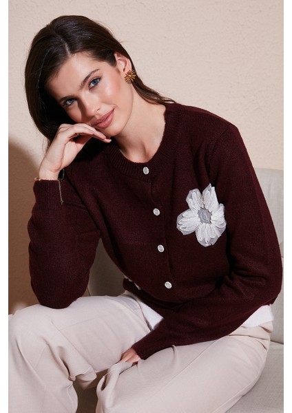 Premium Tül Çiçek Detaylı Regular Fit Bisiklet Yaka Düğmeli Triko Hırka Bayan Hırka 680HI002421 fiyatları