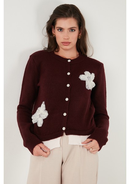 Premium Tül Çiçek Detaylı Regular Fit Bisiklet Yaka Düğmeli Triko Hırka Bayan Hırka 680HI002421 indirimleri