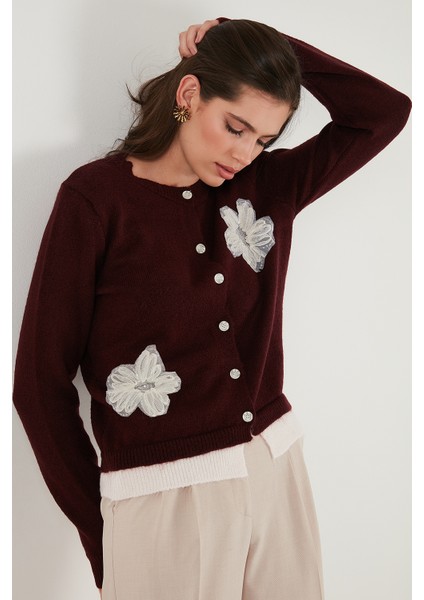 Premium Tül Çiçek Detaylı Regular Fit Bisiklet Yaka Düğmeli Triko Hırka Bayan Hırka 680HI002421