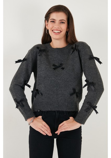 Premium Regular Fit Bisiklet Yaka Fiyonk Detaylı Triko Kazak Bayan Kazak 680KZ00155 modelleri