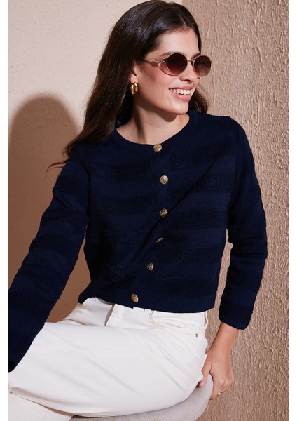 Premium Regular Fit Bisiklet Yaka Düğmeli Dokulu Triko Hırka Bayan Hırka 680HI00337