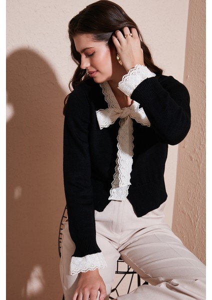 Premium Dantelli Bağlamalı Yaka Regular Fit Düğmeli Triko Hırka Bayan Hırka 680HI00251